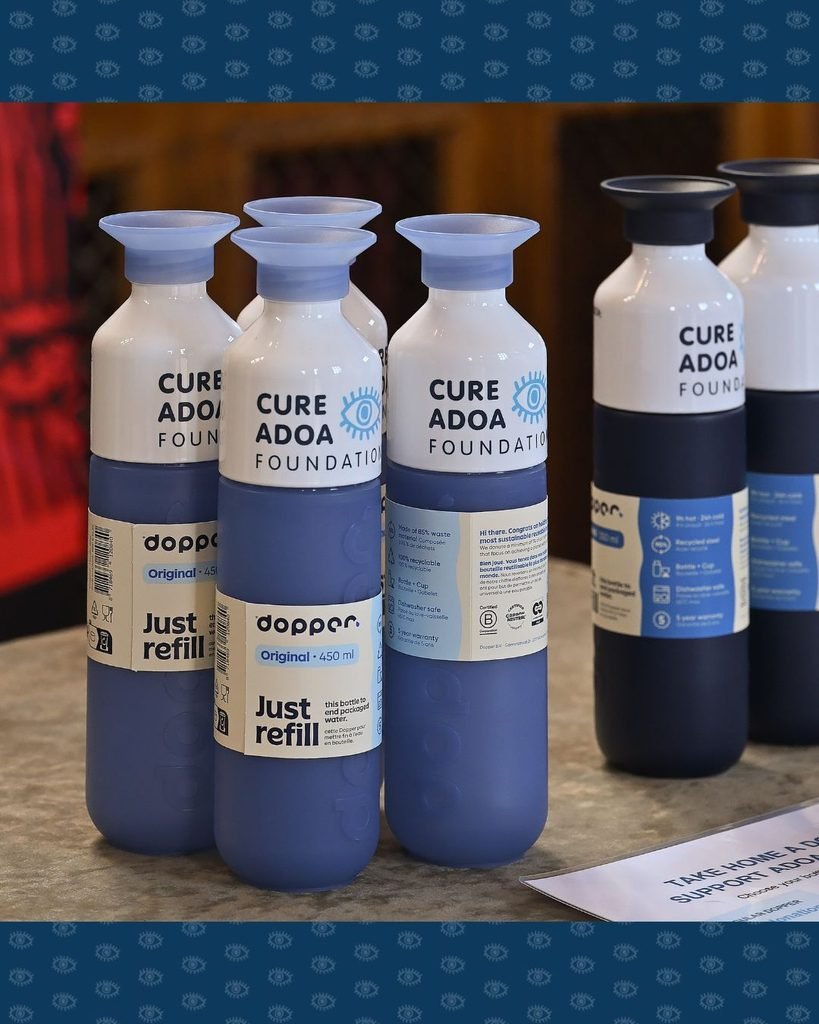 Cure ADOA Foundation-doppers op de tafel van de stand