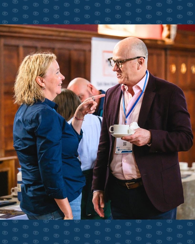 Bestuurslid Hedy in gesprek met een andere bezoeker van het Optic Nerve Forum