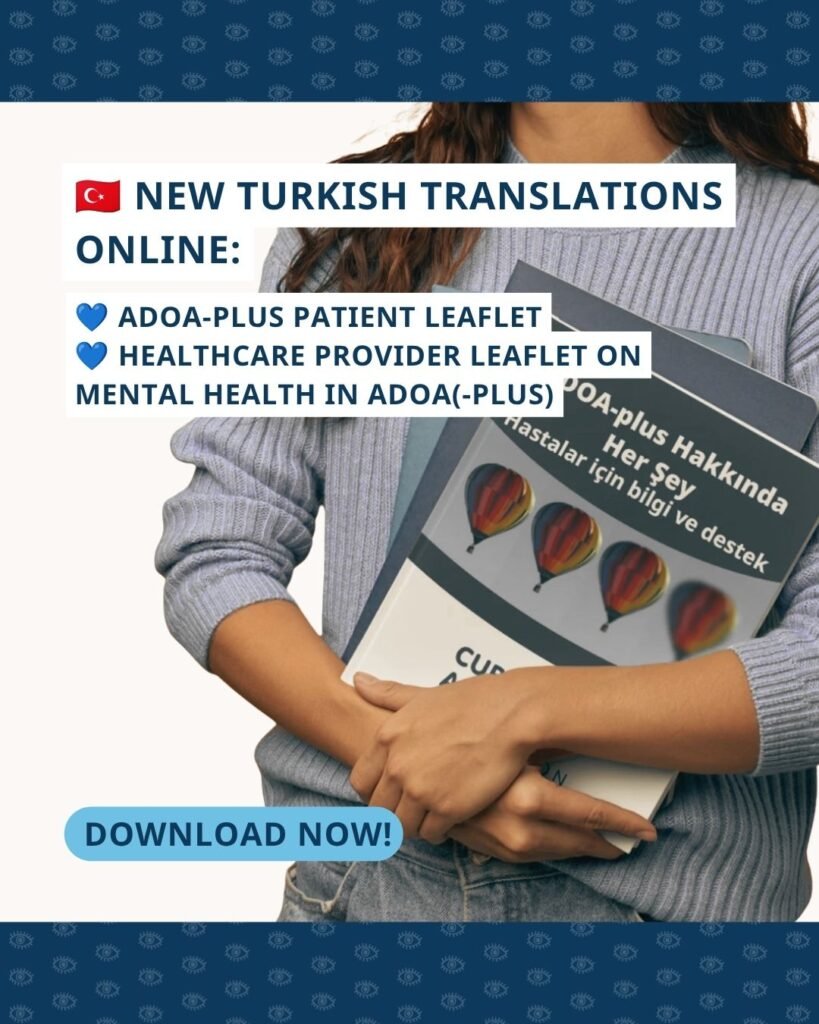 Een foto van een persoon die folders vasthoudt. Op de foto staat de tekst ‘New Turkish translations online: ADOA-plus patient leaflet and healthcare provider leaflet on mental health in ADOA(-plus)’ and ‘Downloads now!’