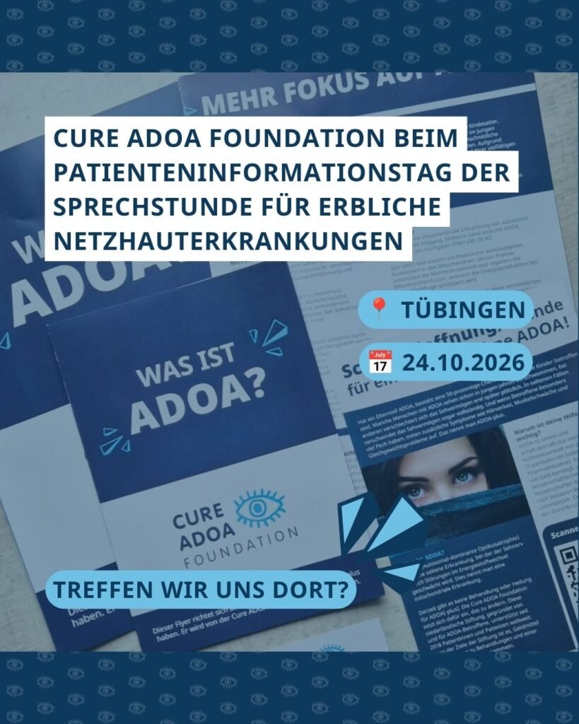 Foto von ADOA-brochures met daarboven de tekst 'Cure ADOA Foundation beim Patienteninformationstag der Sprechstunde für erbliche Netzhauterkrankungen' darüber, rechts de locatie 'Tübingen' en de datum '24.10.2026' en eronder 'Treffen wir uns dort?'.